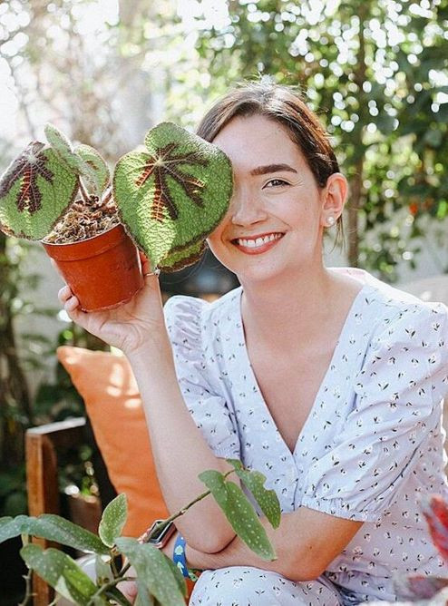 Andrea Mejías, conocida como Plantropica en redes sociales, posa con una planta para Instagram / ANDREA MEJÍAS