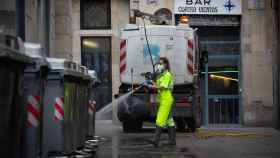 Una trabajadora limpia una vía de Barcelona / David Zorrakino - Europa Press