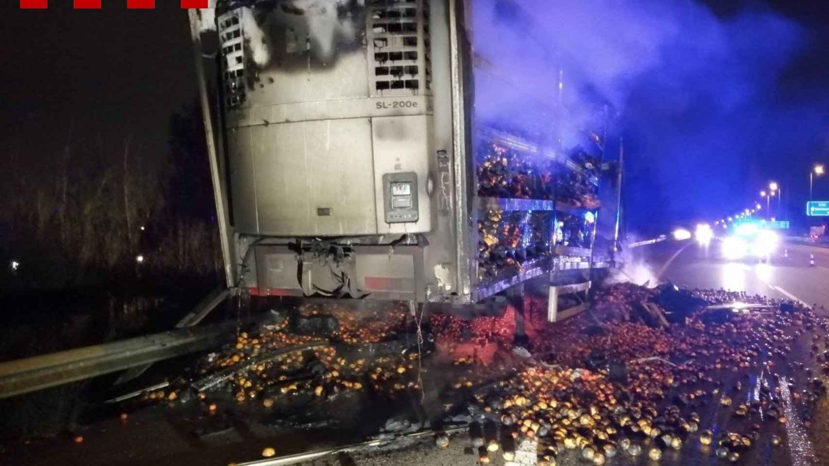 Incendio en un camión de mercancías que transportaba naranjas en la autopista AP-7 / @BOMBERSCAT