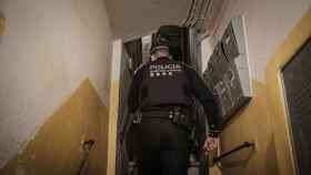 Un guardia urbana acude a un piso del barrio Gòtic de Barcelona durante el toque de queda nocturno / PABLO MIRANZO