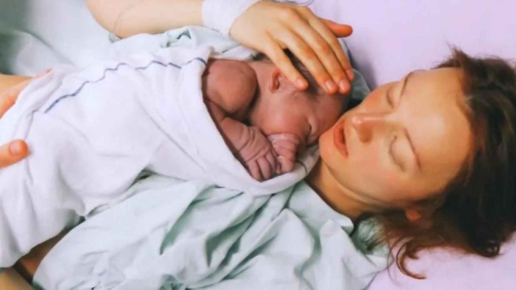 Una mujer y su bebé tras el nacimiento de este en Barcelona / ARCHIVO - EFE