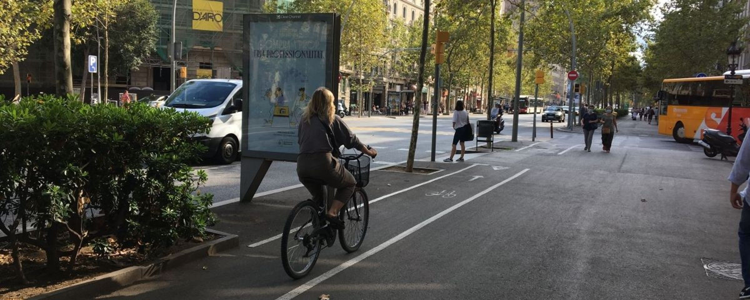 Ciclista en el actual carril bici de Gran Via / RP