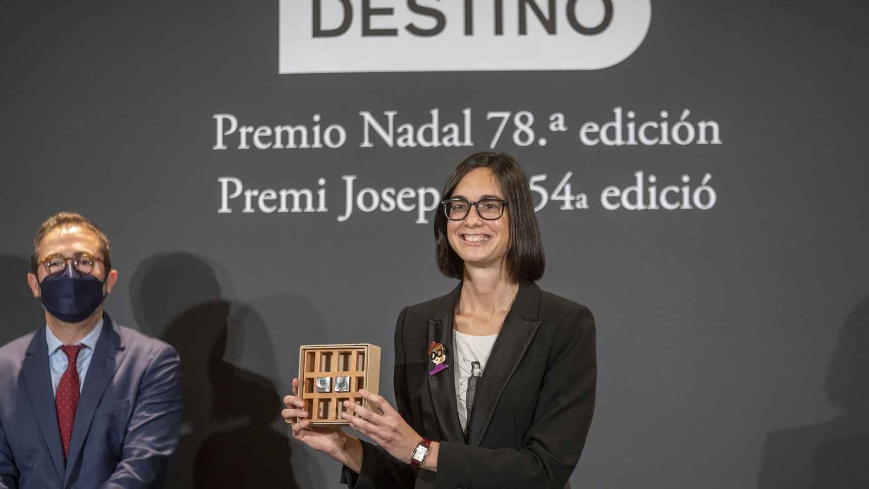 La periodista Inés Martín Rodrigo con el Premio Nadal / EUROPA PRESS