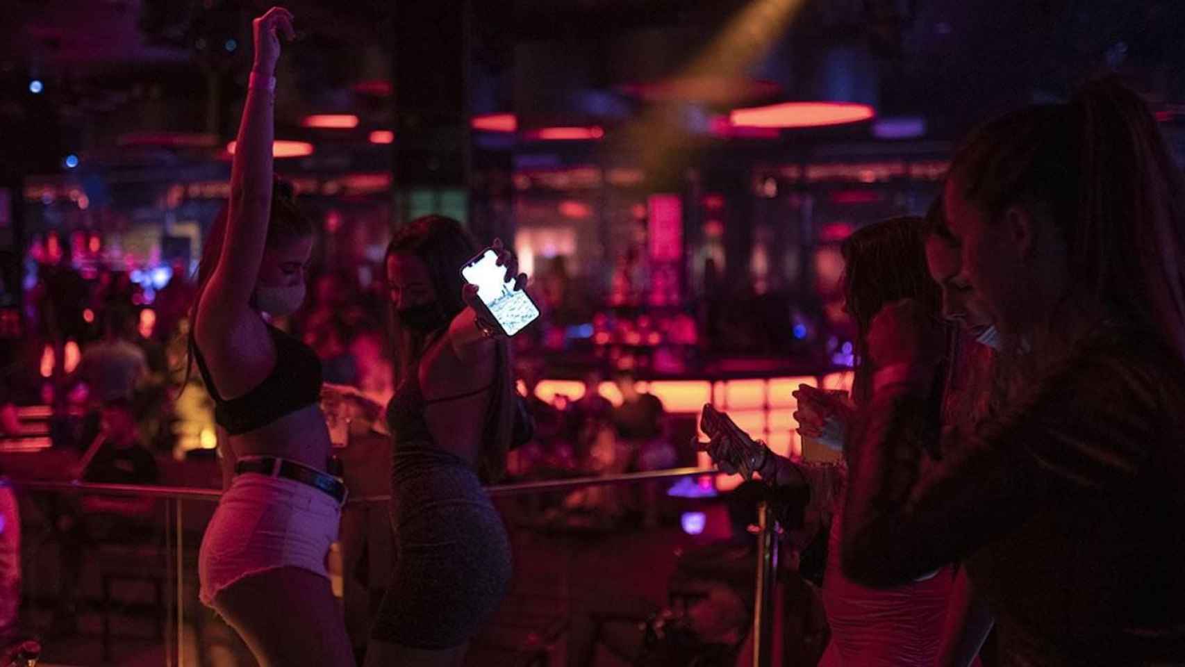 Jóvenes bailan en la discoteca con la mascarilla puesta / EUROPA PRESS