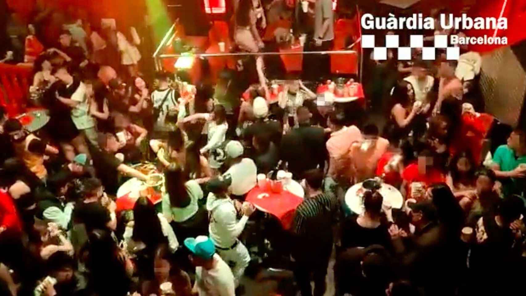 Una de las dos fiestas descontroladas desalojadas en Barcelona / GUARDIA URBANA