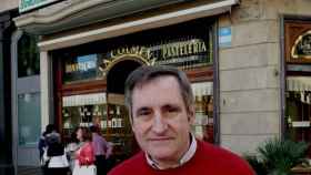 Josep Maria Roig, propietario de la pastelería La Colmena, frente al negocio centenario / ARCHIVO