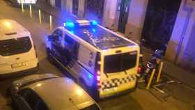 Una furgoneta de la Guardia Urbana, el cuerpo que ha detenido al conductor ebrio / METRÓPOLI