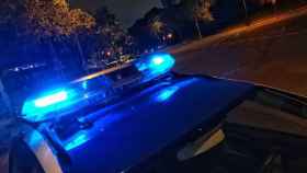 El coche de la Guardia Urbana durante la detención del menor con heroína escondido en un coche / GUARDIA URBANA
