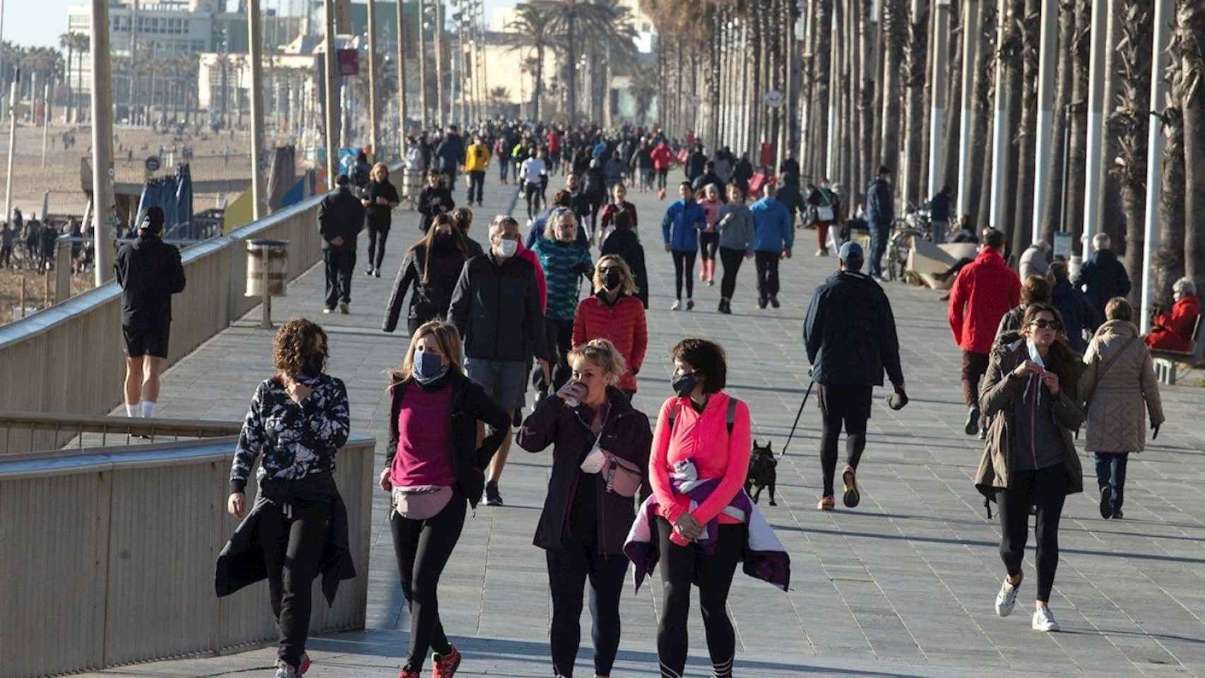 El paseo Marítim de Barcelona, lleno de gente en un fin de semana de enero / EFE