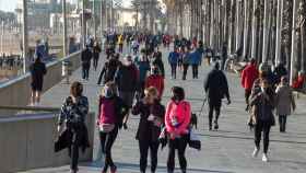 El paseo Marítim de Barcelona, lleno de gente en un fin de semana de enero / EFE