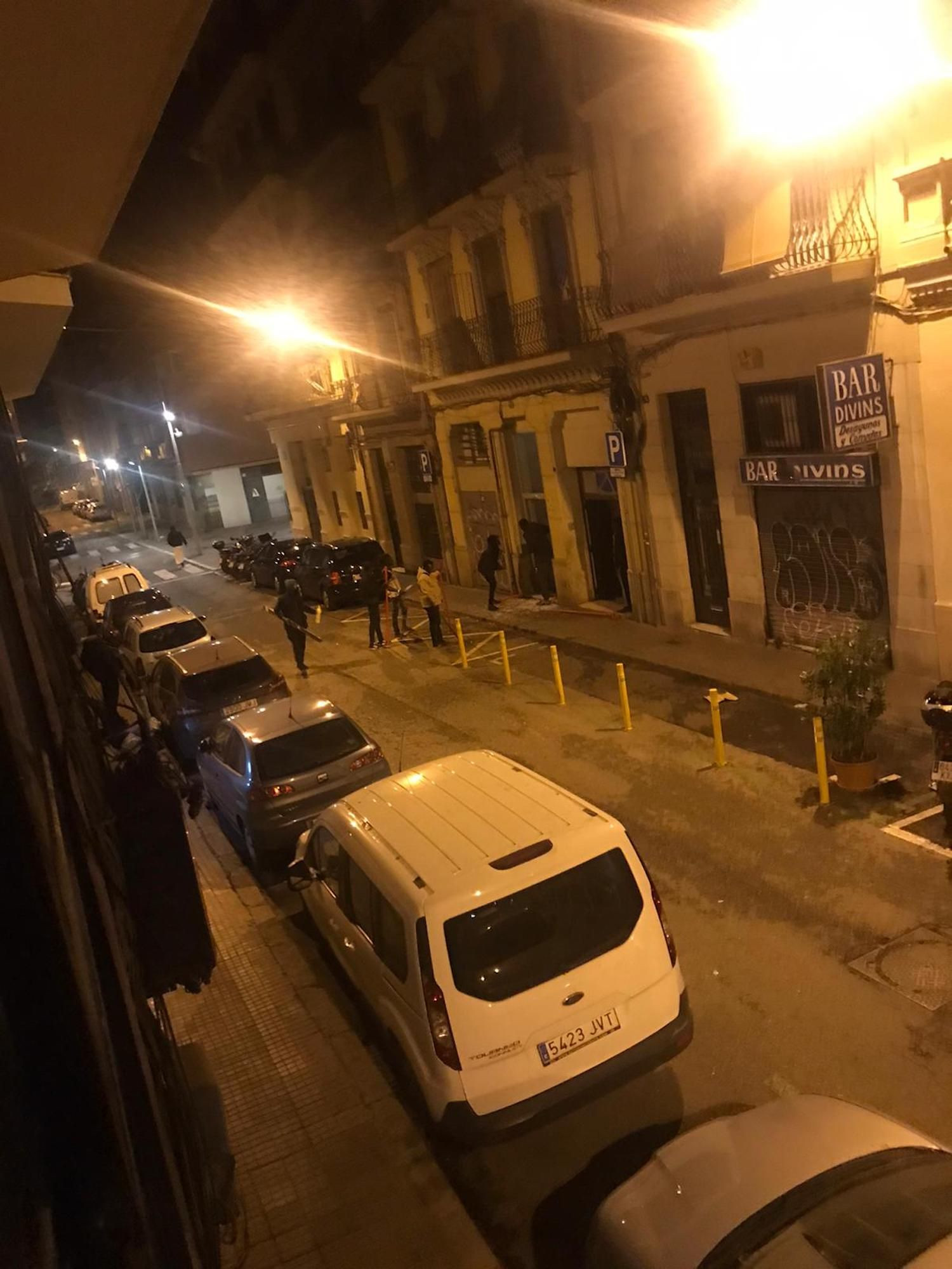Enfrentamiento en la calle Elkano, después de que dos atacantes se presentasen con palos en el narcolocal / METRÓPOLI