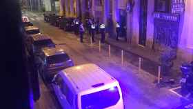 Agentes de los Mossos d'Esquadra intervienen en el narcolocal de la calle Elkano tras una pelea este sábado / METRÓPOLI
