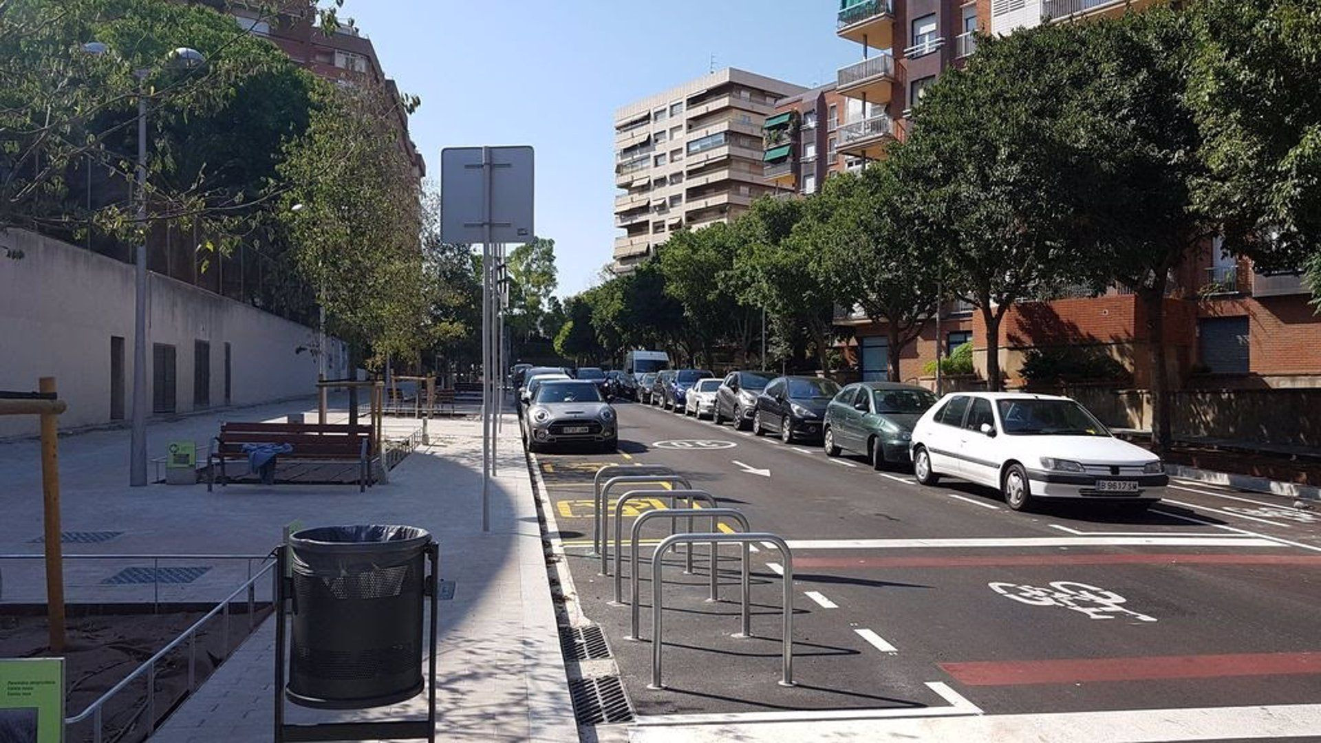 Imagen de varios aparcamientos de bicis en una calle de Barcelona / EUROPA PRESS