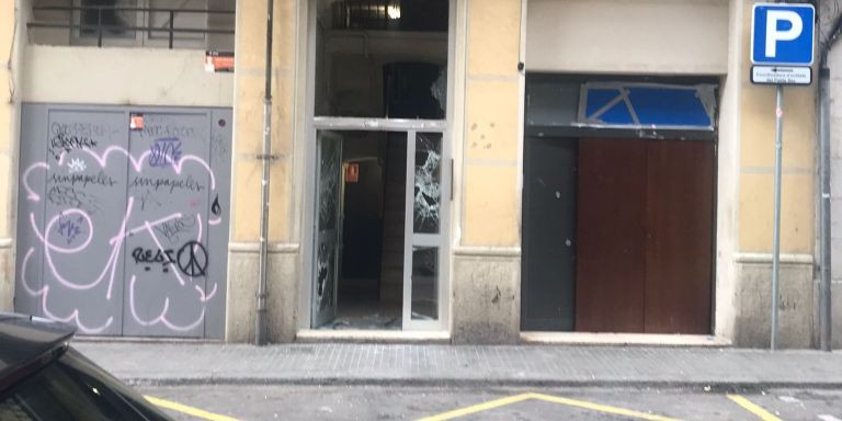 Estado de la puerta del edificio y del local okupado después del ataque de este sábado / CEDIDA
