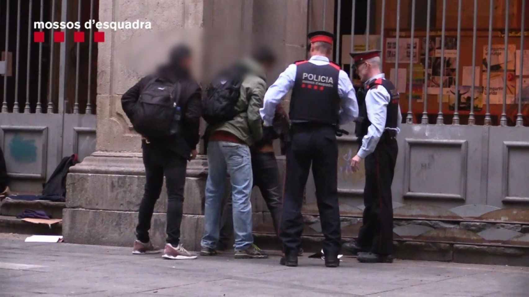 Detención de la policía catalana en Barcelona en una imagen de archivo / MOSSOS D'ESQUADRA
