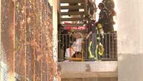 Los bomberos evacuan a los vecinos del edificio afectado el pasado 31 de diciembre / JUNTS