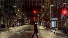 Una persona cruza la calle por la noche con el toque de queda vigente / EUROPA PRESS