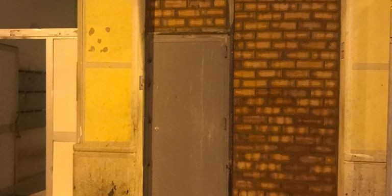 Puerta tapiada del narcopiso de la calle Elkano / METRÓPOLI