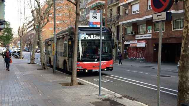 Un bus de TMB en la parada de la calle de la Diputació / METRÓPOLI - RP