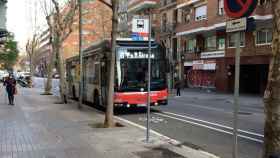 Un bus de TMB en la parada de la calle de la Diputació / METRÓPOLI - RP