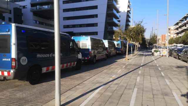 Furgones de los Mossos d'Esquadra en Badalona / GUILLEM ANDRÉS