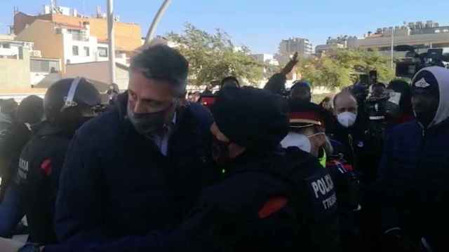 Xavier García Albiol, durante el desalojo de la nave okupa de Badalona / METRÓPOLI