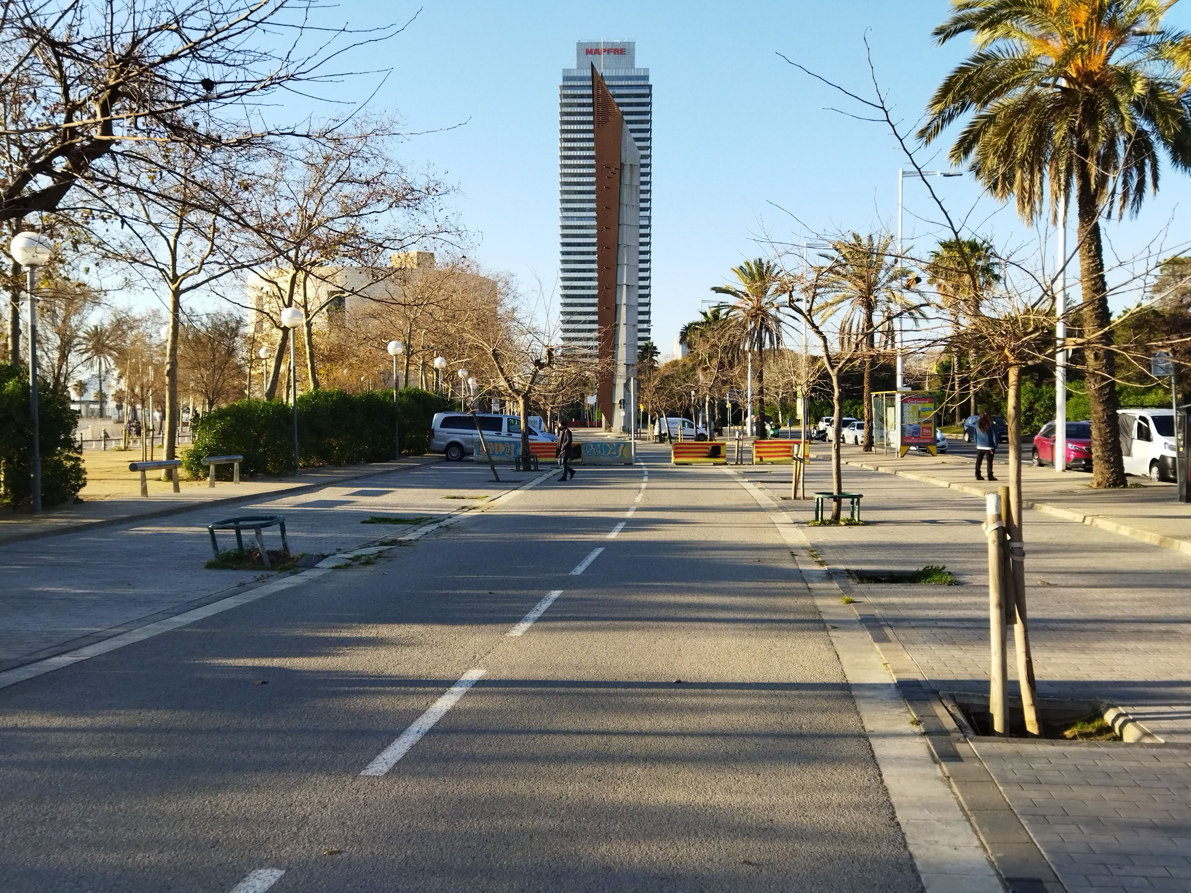 La zona de playas de Sant Martí, sin coches, con la Torre Mapfre al fondo / METRÓPOLI- JORDI SUBIRANA 