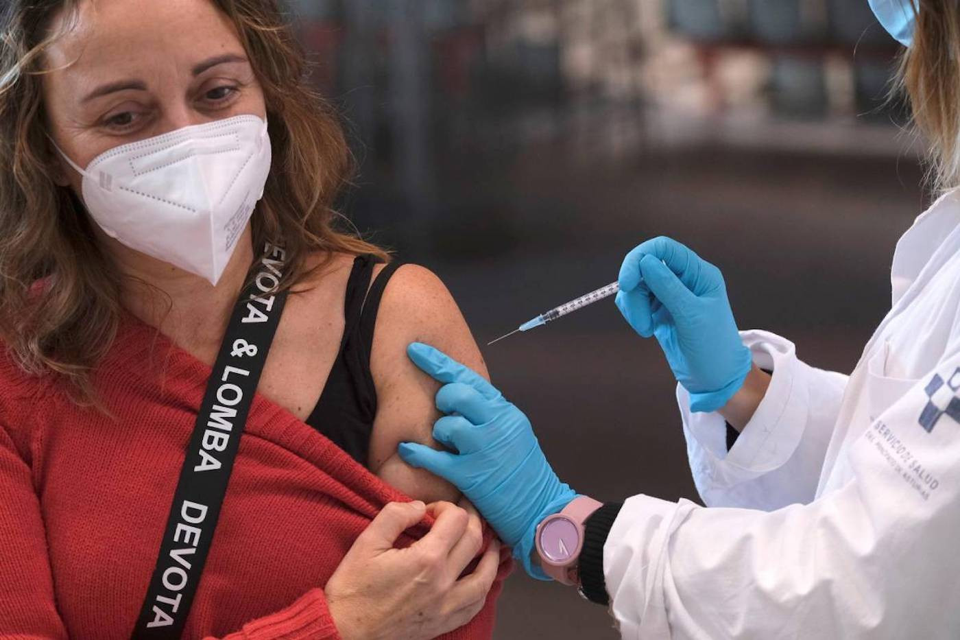 Una mujer recibiendo la tercera vacuna del coronavirus / EFE