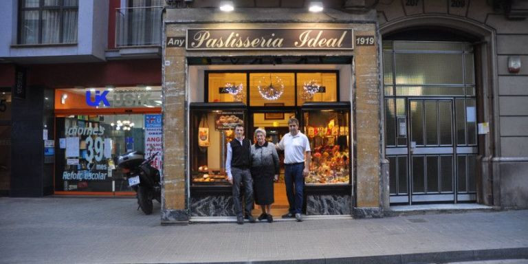 Fachada y personal de la pastelería Ideal de Gràcia / INDEPENDENT DE GRÀCIA