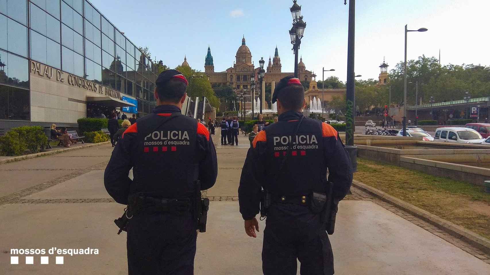 Dos agentes de los Mossos d'Esquadra en Barcelona en una imagen de archivo