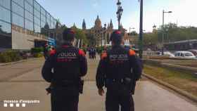 Dos agentes de los Mossos d'Esquadra en Barcelona en una imagen de archivo