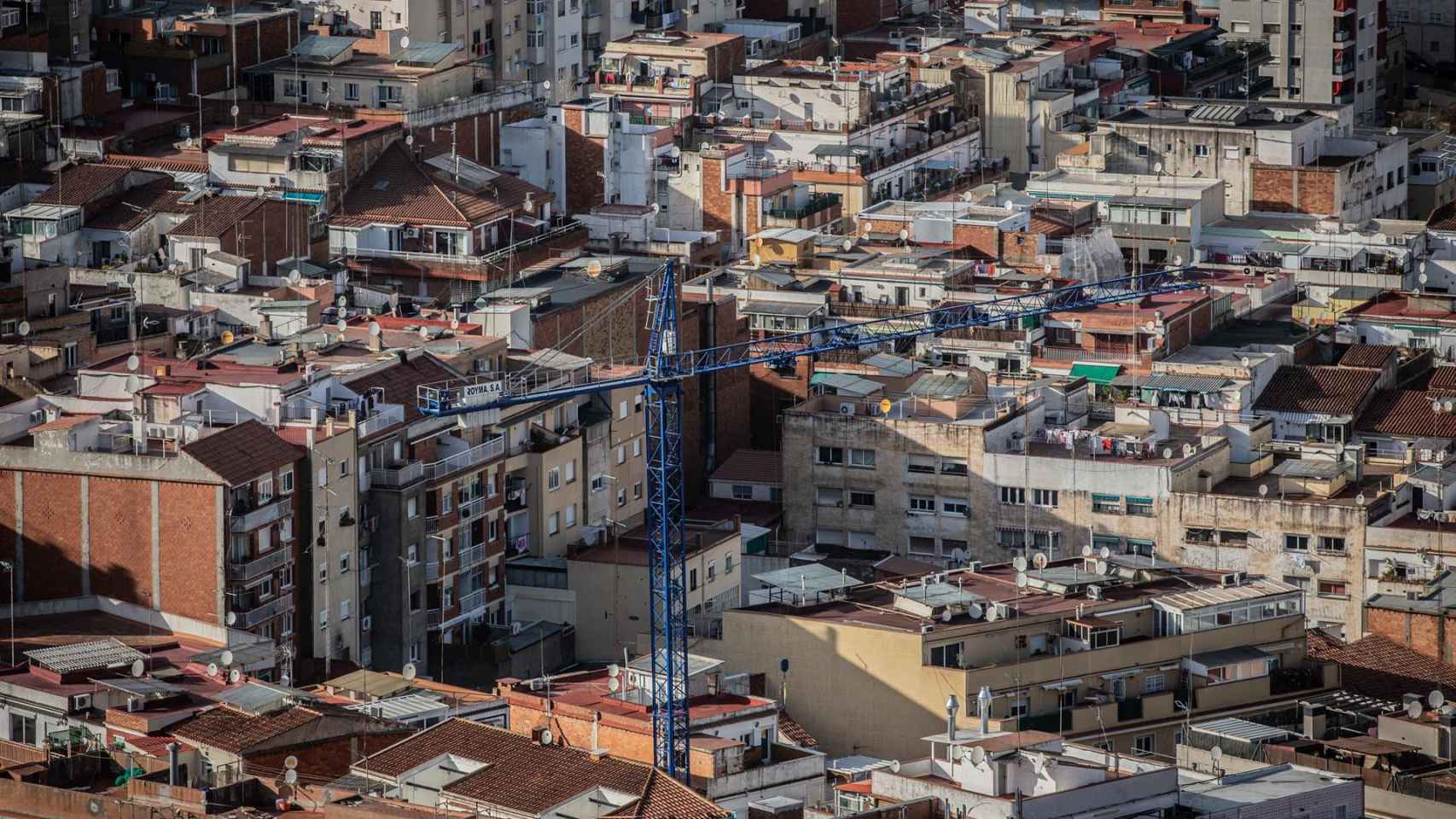 Panorámica de Barcelona, con una grúa / EUROPA PRESS- DAVID ZORRAKINO