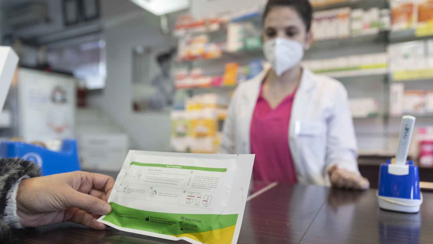 Un test de antígenos en una farmacia / EUROPA PRESS
