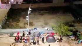 Decenas de desalojados del campamento okupa de Badalona en un campamento provisional / TWITTER