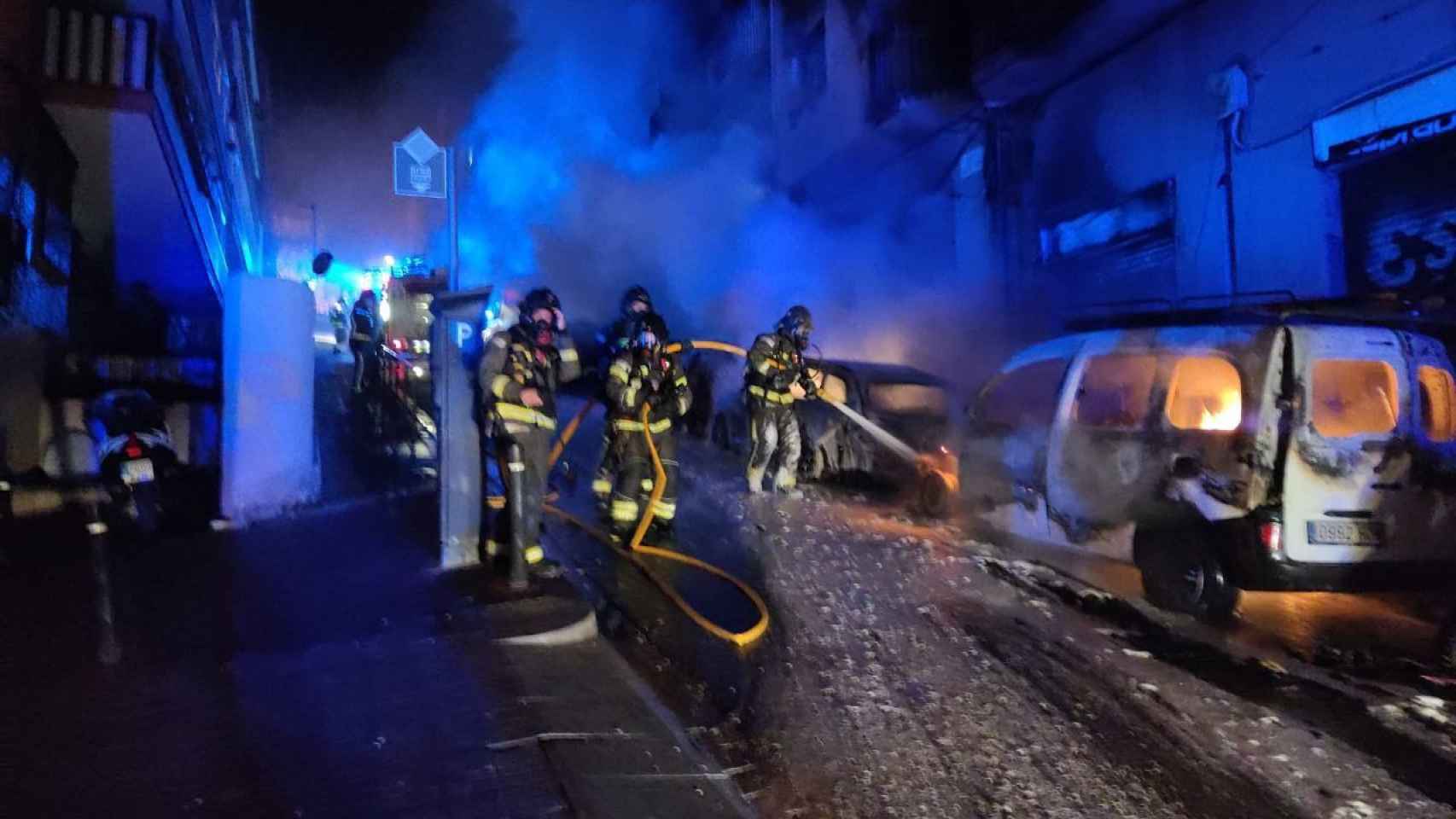 Bomberos trabajando para apagar el incendio del Carmel / BOMBERS DE BARCELONA