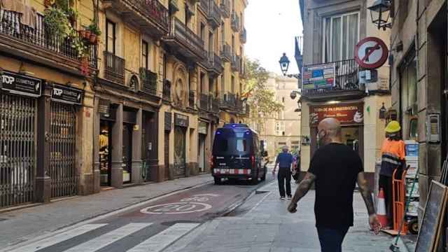 Un coche de Mossos en el calle del Hospital del Raval / METRÓPOLI - GUILLEM ANDRÉS