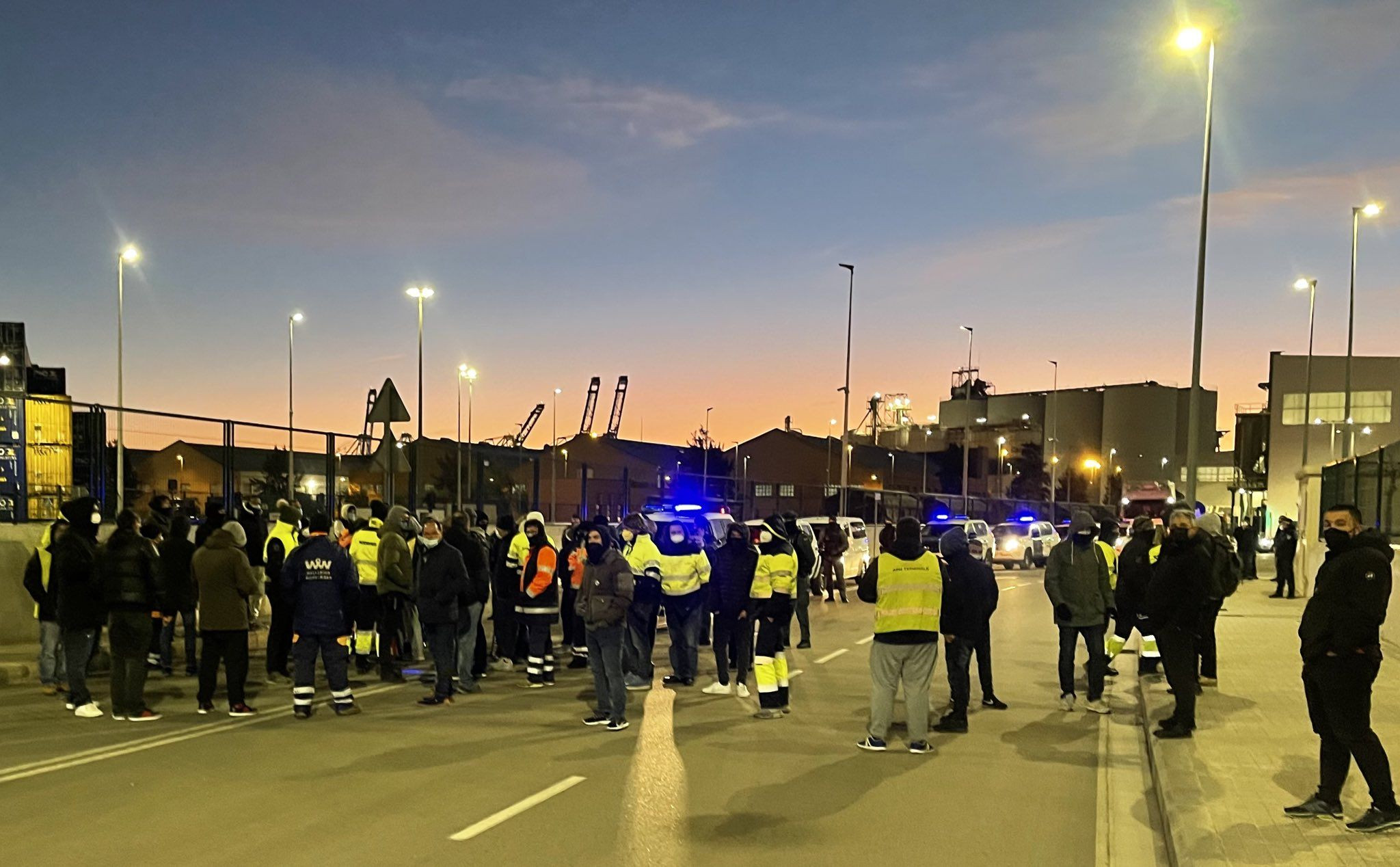 La huelga de amarradores en el puerto provocó retrasos de dos horas / @PortuariosBCN