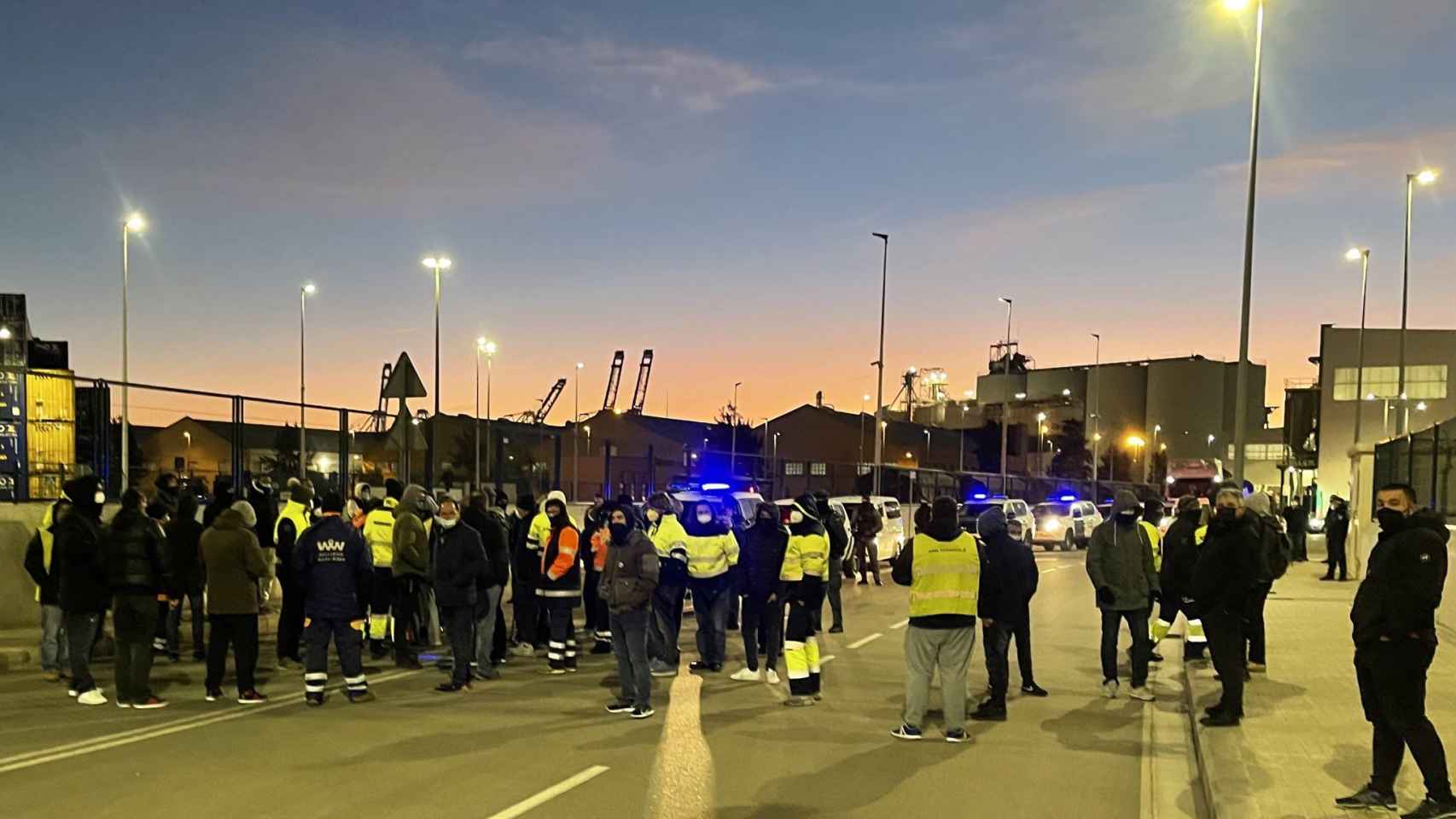 La huelga de amarradores en el puerto provoca retrasos de dos horas / @PortuariosBCN
