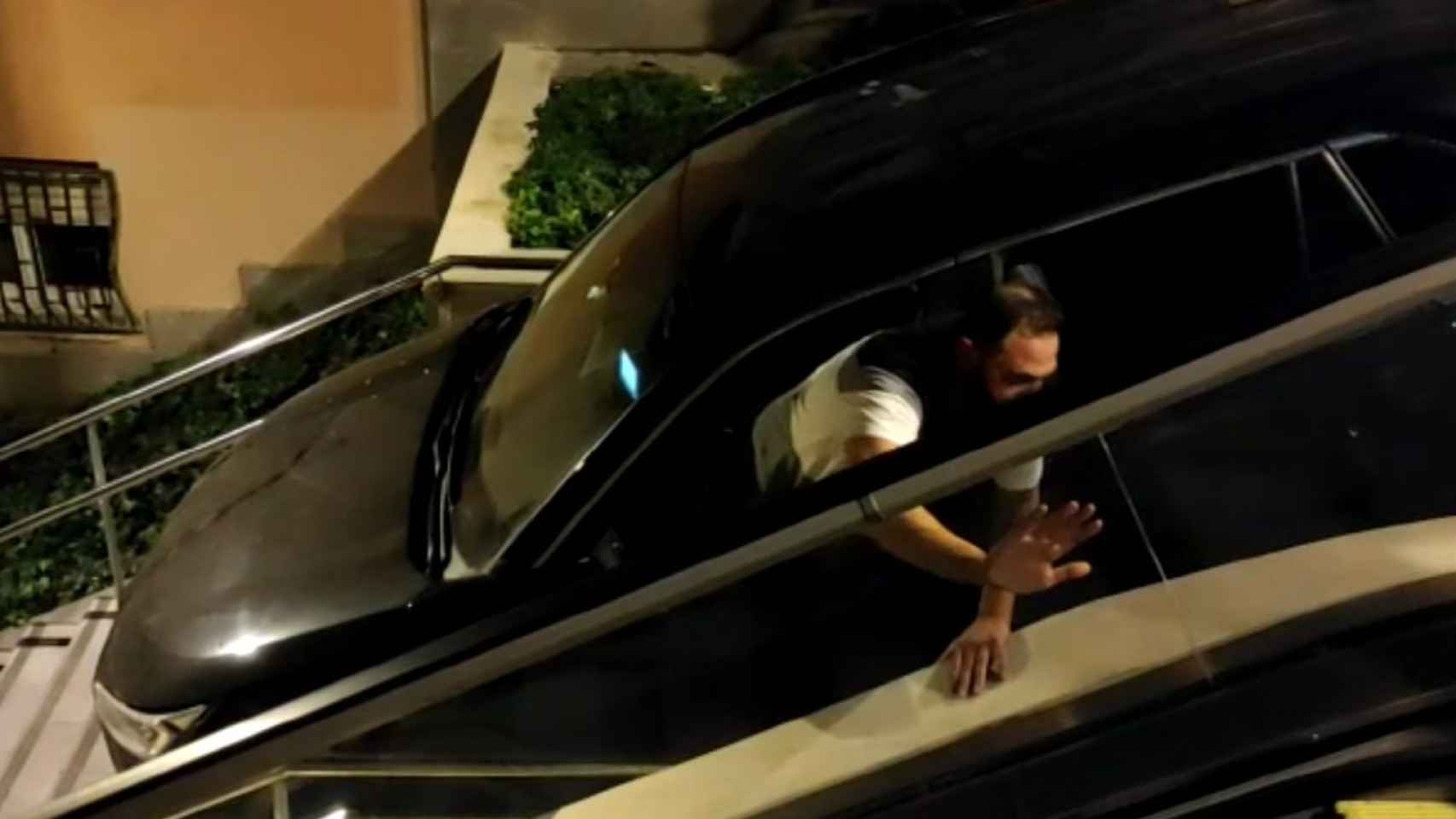 Un conductor atrapado en una escalera, protagonista de uno de los mejores vídeos de la semana / METRÓPOLI