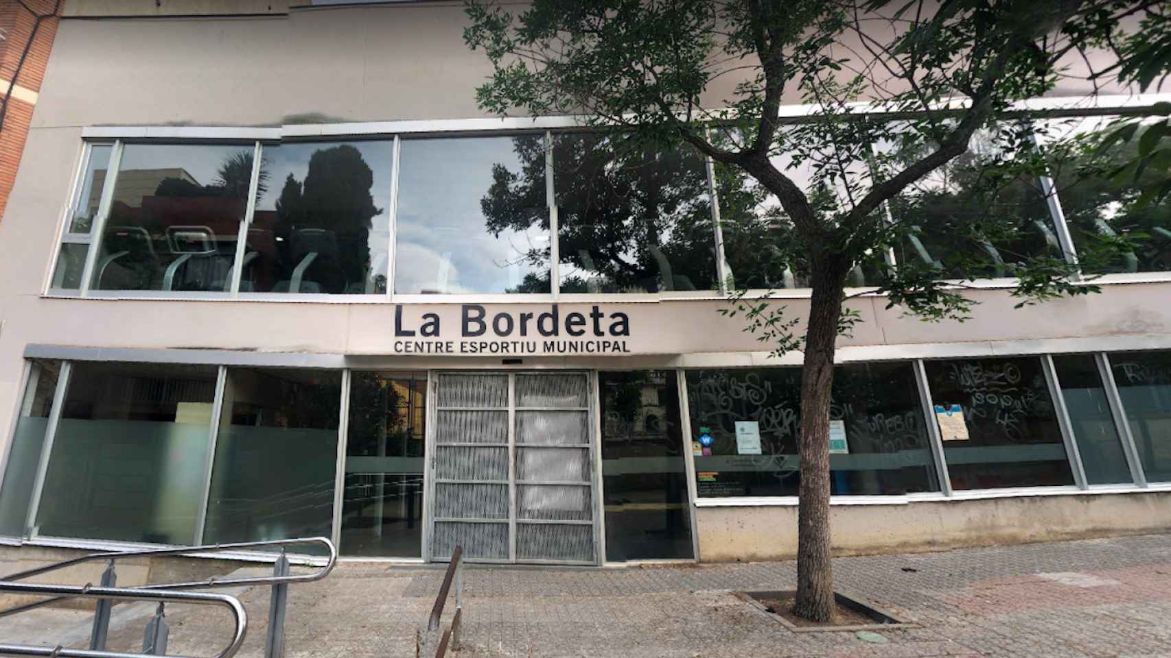 Fachada del centro deportivo municipal La Bordeta, donde se subirán los precios / GOOGLE MAPS