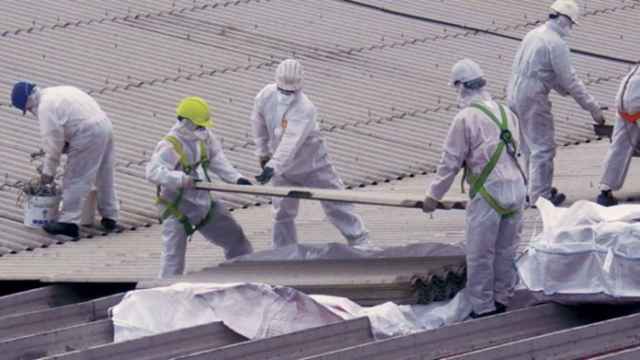 Trabajadores realizan trabajos de desamiantado en Barcelona / COVER