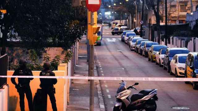 Dos mossos d'esquadra, en la zona acordonada tras el tiroteo de enero en Sant Martí / EFE
