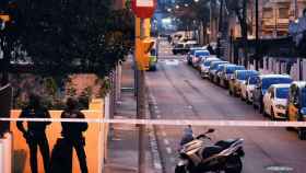 Dos mossos d'esquadra, en la zona acordonada tras el tiroteo de enero en Sant Martí / EFE