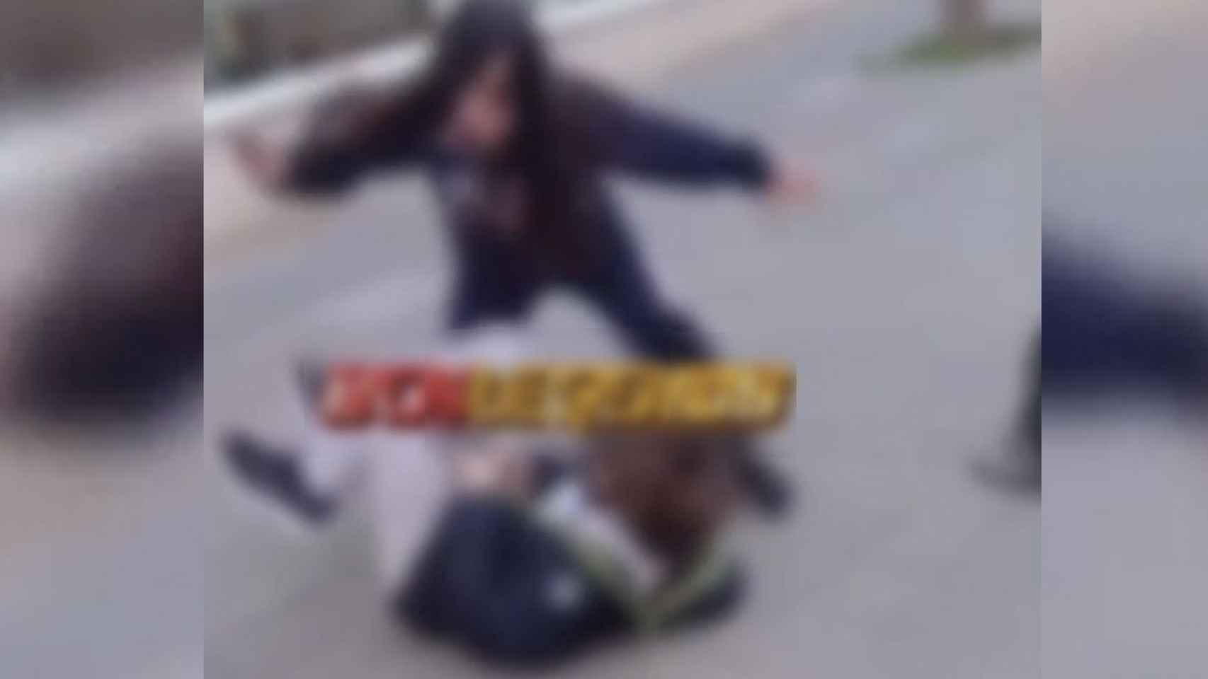 Captura del momento de la brutal agresión a un menor a la salida del colegio / BCN LEGENDS