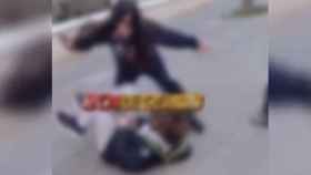 Captura del momento de la brutal agresión a un menor a la salida del colegio / BCN LEGENDS