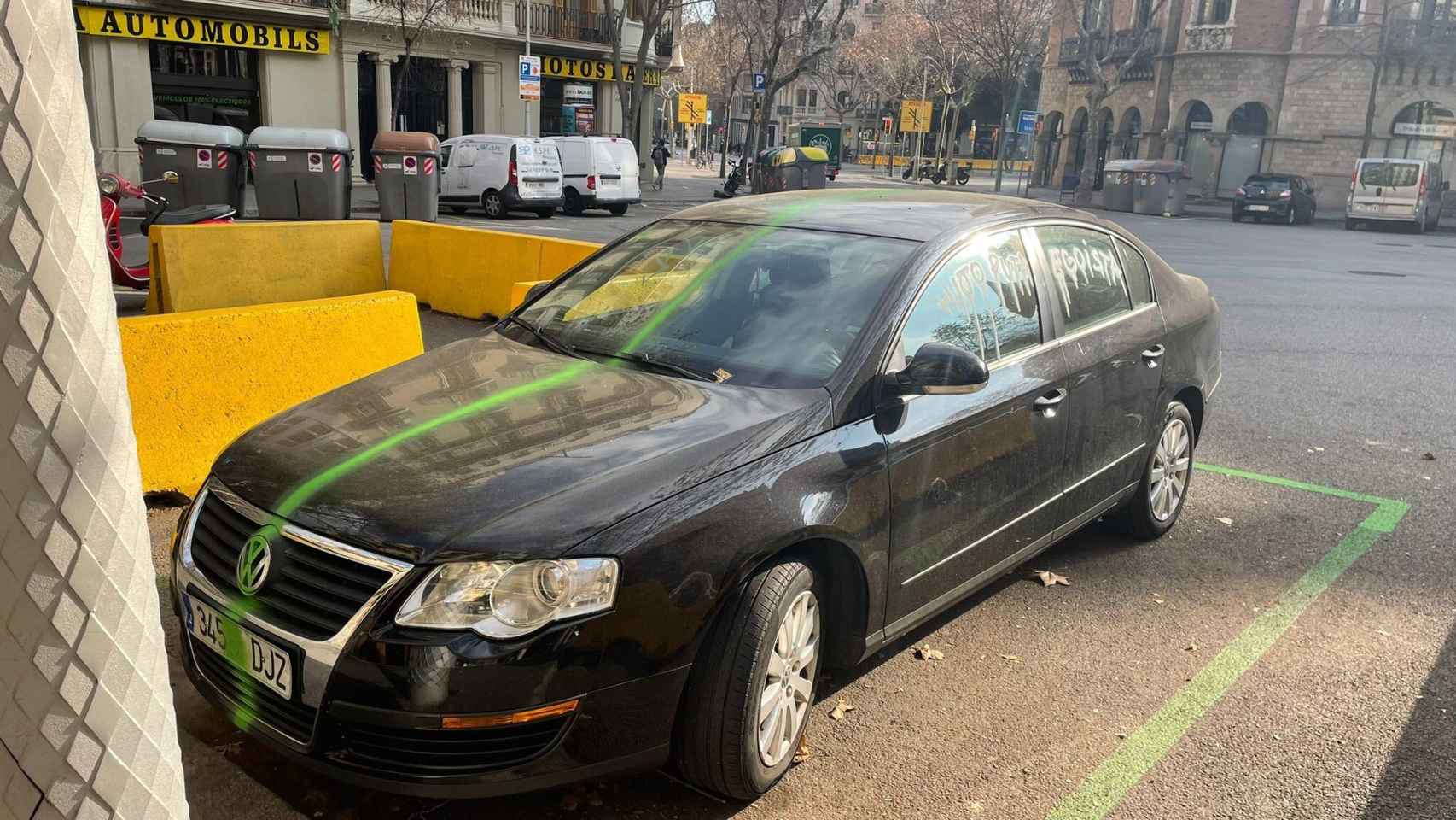 El coche vandalizado con pintura verde en el cruce entre las calles Rosselló y Bruc / METRÓPOLI