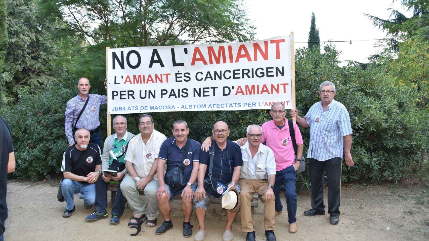 Jubilados de Macosa-Alstom con una pancarta de protesta contra el amianto / JORDI MARROT