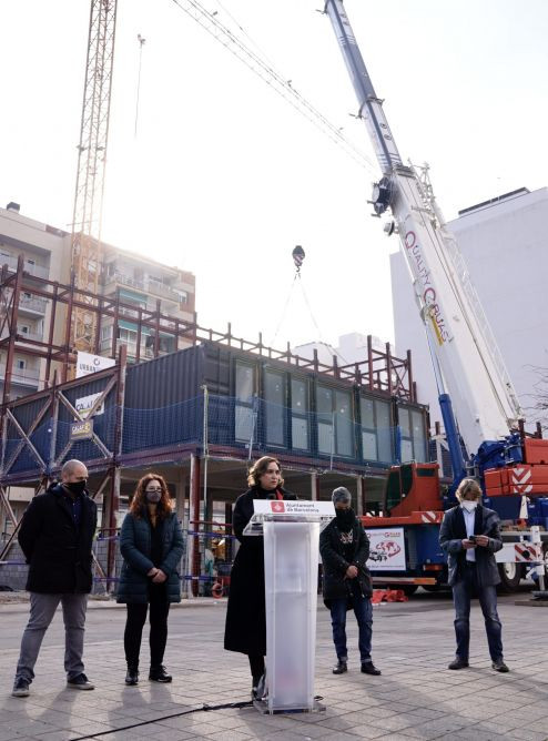 Ada Colau durante la presentación del nuevo bloque de siete plantas de pisos contenedor en Glòries / AYUNTAMIENTO DE BARCELONA