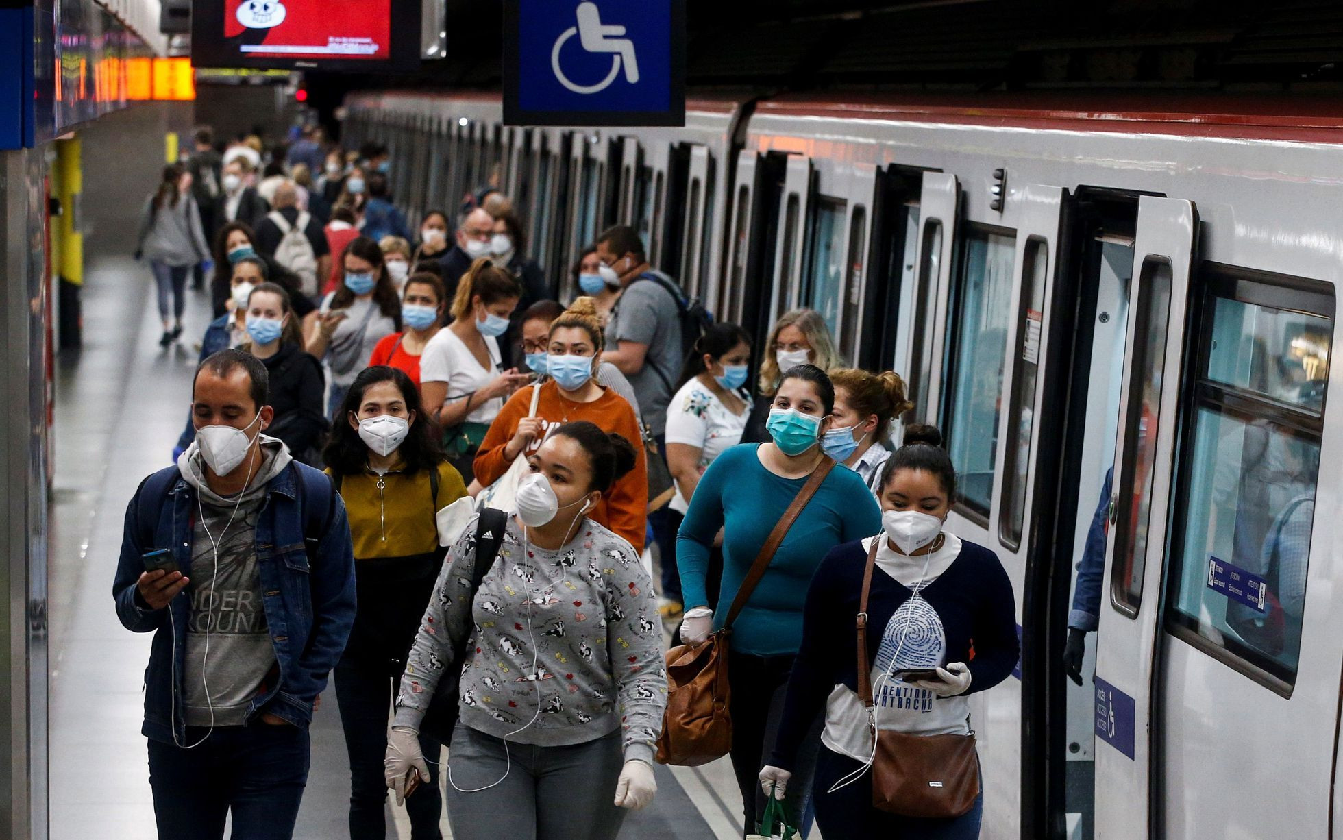Usuarios del metro de Barcelona llevan mascarilla durante la pandemia / EFE