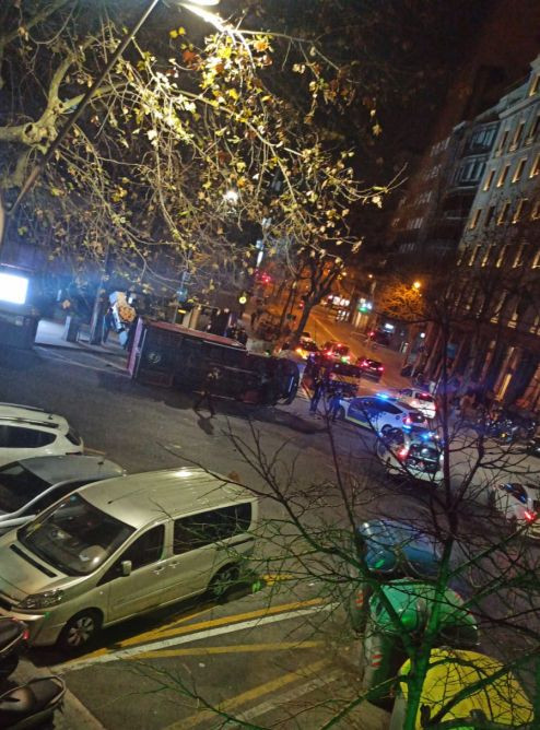 Imagen del camión volcado en mitad de la calle este jueves por la noche / METRÓPOLI